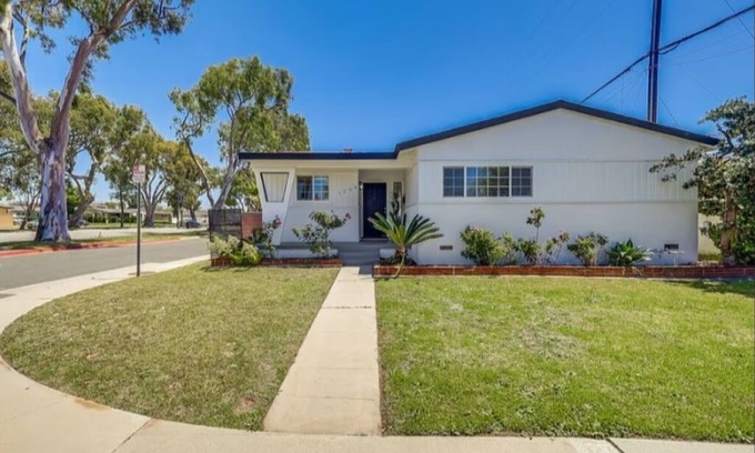 Madrona Casa | Bright & Cozy 3BR Home w/ King Bed, Backyard - Near Beaches & Shopping Center