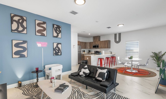 Riverside Park Casa | Bright & Cozy 3BR w/ Fast WiFi, Minutes to Beach!