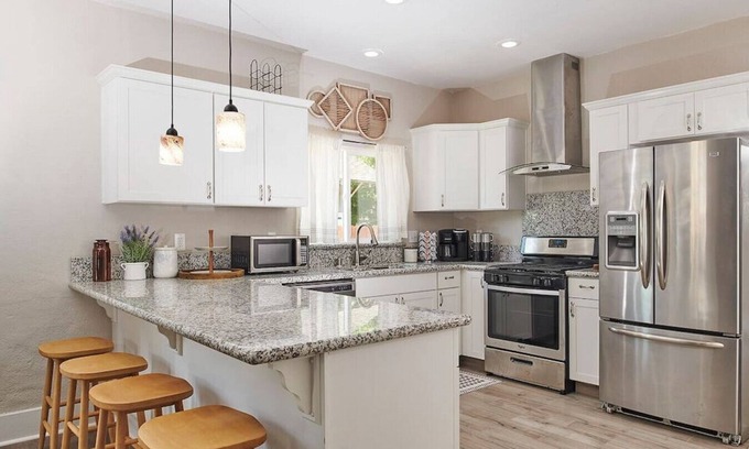 Tower District Casa | Bright & Cozy Best Tower District Location