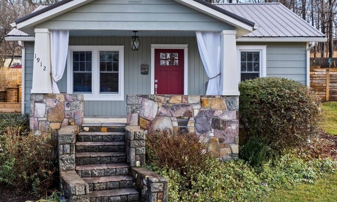 Hendersonville Cabaña | Bright & Cozy Bungalow Close To Downtown! Dogs Stay Free!