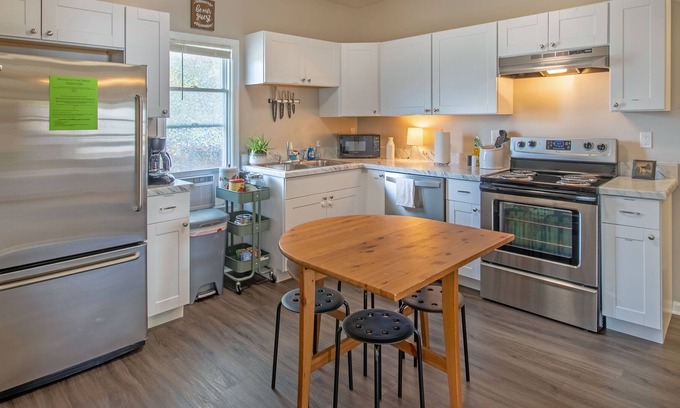 Broadway Condominio | Bright, Cozy, Dog Friendly, Shenandoah area!