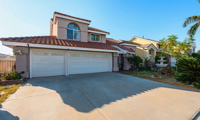 Valinda Casa | Bright Cozy Home w Full Kitchen Garage Backyard
