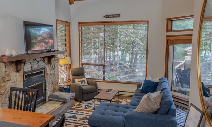 Whistler Creekside Condominio | Bright Creekside 2BR-Walk to Creekside Gondola, Fireplace & Free Parking.