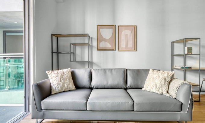 City West Apartamento | Bright Downtown 1BR w/ Pool, Gym & W/D near Staples Center, by Blueground (LAX 546)