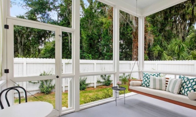 Northwest Quadrant Cabaña | Bright Dreamy Cottage-Walkable to Water & Downtown