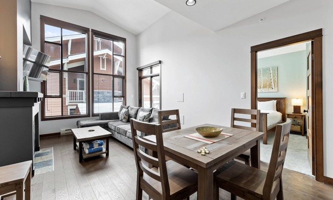 Sun Peaks Condominio | Stones Throw # 41: ubicación superior, vistas, diseño