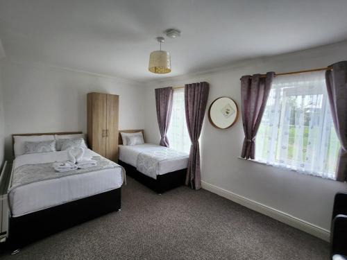 Tyrrelstown Casa | Bright elegant room park view
