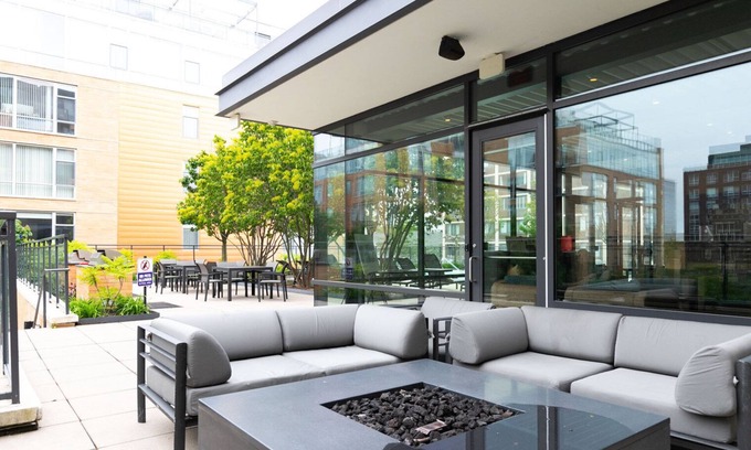 Evanston Apartamento | Bright Evanston 1BR w/ Pool & Gym, walk to Northwestern, by Blueground