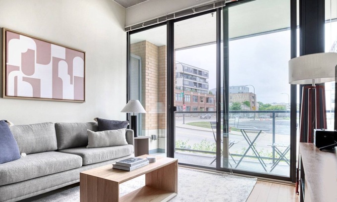 Evanston Apartamento | Bright Evanston 1BR w/ Pool & Gym, walk to Northwestern, by Blueground
