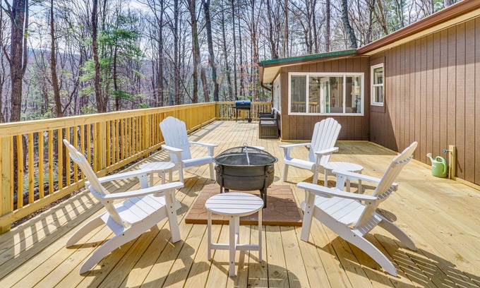 Lost River Cabina | Bright Family Cabin in Lost City w/ Expansive Deck