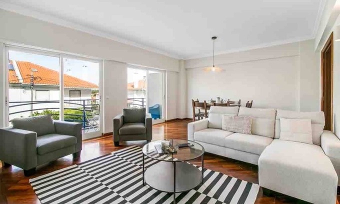 Oeiras Apartamento | Bright Flat by Carcavelos Beach with Fast Wi-Fi