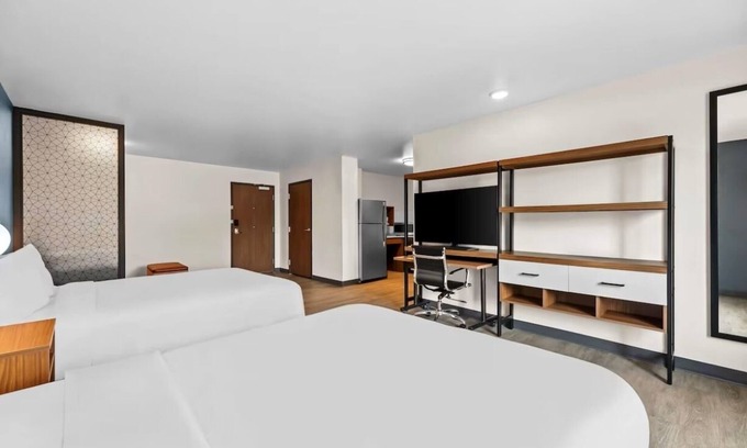 Brownsville Hotel | Bright, Fresh Suite with Full Kitchen for Extended Comfort
