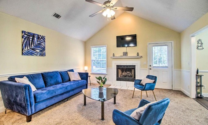 Hinesville Casa | Bright Hinesville Home with Yard Pet Friendly!