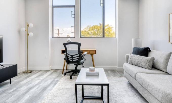Melrose Apartamento | Bright Hollywood Studio w/ BBQ & Roof Deck, prime area, by Blueground