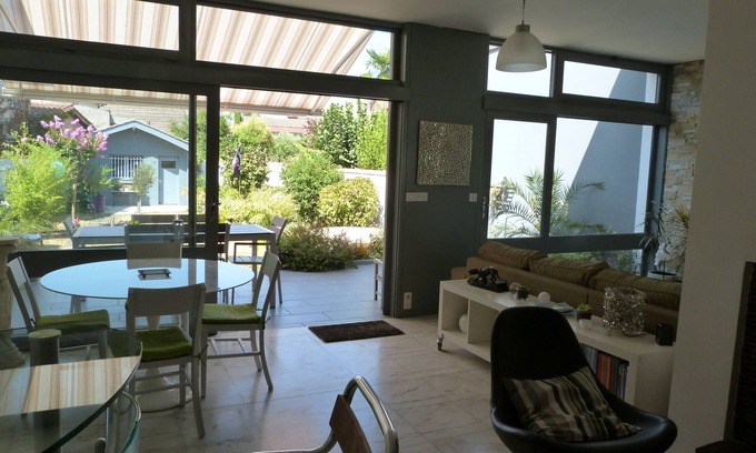 Talence Apartamento | Casa brillante, moderno y con aire acondicionado con un precioso jardín y spa