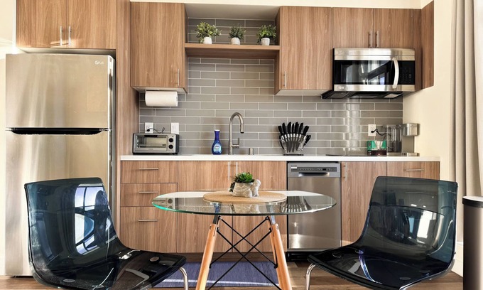 Wilshire Apartamento | Bright Koreatown Studio with Parking, Gym + Wifi + Washer/Dryer!