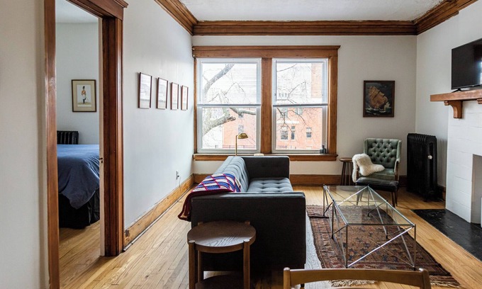Midtown Apartamento | Bright Midtown Corner Apartment with Parking