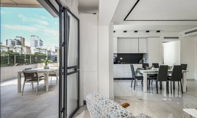 Tel Aviv Apartamento | Bright & Modern 2BR Apt w Terrace 5-min from Beach