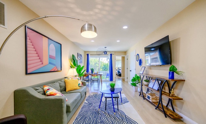 Davis Tract Casa | Bright & Modern 2BR Retreat– Stylish & Central