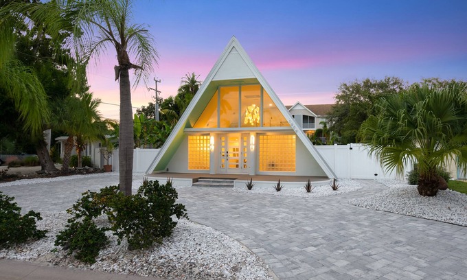 Central Sarasota Casa | Bright, Modern Artist A-Frame Downtown SRQ West of Trail