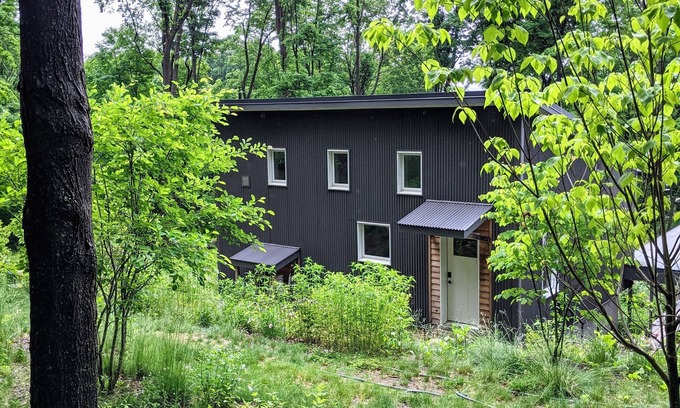 Nelsonville Apartamento | Bright/modern escape :: nestled in the forest, walk to the village & train