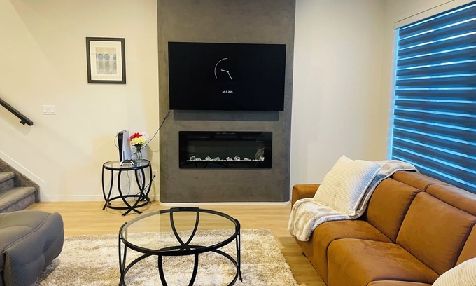 West Edmonton Casa | Bright, Modern Getaway Near All The Action