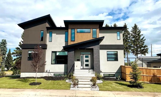Southside Casa | Bright Modern Home - King Bed - Free Parking - Fireplace - Fast Wi-Fi - Free Netflix
