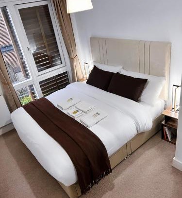 Highams Park Apartamento | Bright Modern London 2-Bed Apartment with 2-Bath & Balcony View