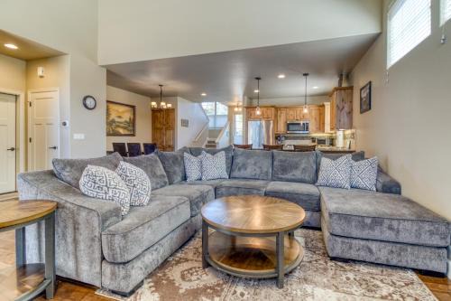 Redmond Casa | Bright, Modern Retreat in Eagle Crest Resort
