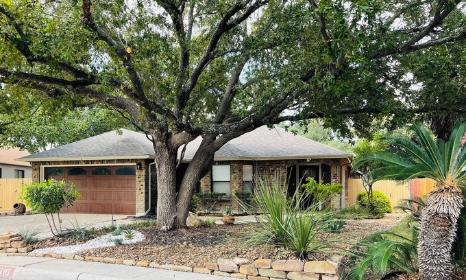 Wetmore Casa | Bright, Modern Space for Family & Friends