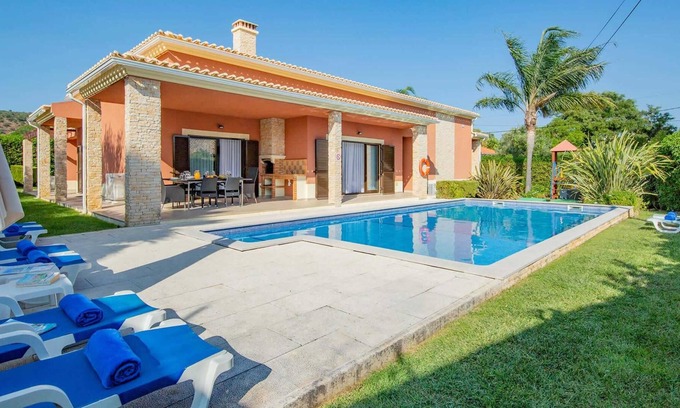 Messines de Baixo Villa | Villa Azul es una villa moderna y elegante con una gran piscina y amplias habitaciones, todas con aire acondicionado.
