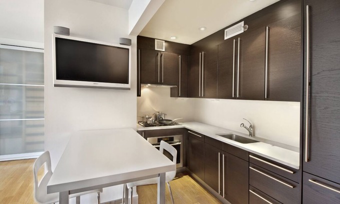 Hell's Kitchen Apartamento | Brillante, nuevo estudio de lujo de Exec
