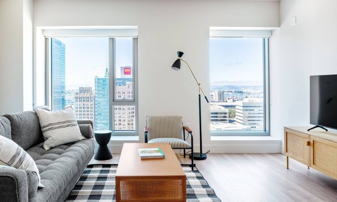 Downtown Oakland Apartamento | Bright Oakland 2BR w/ AC, W/D, Sky Deck, next to BART, by Blueground