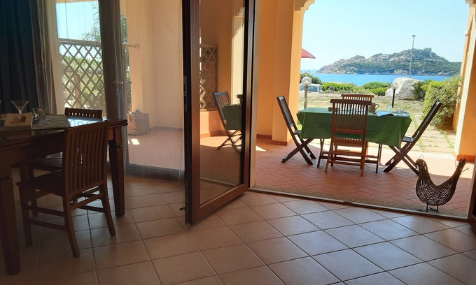 Santa Reparata Apartamento | Bright one-bedroom apartment with sea view a few steps from the beach
