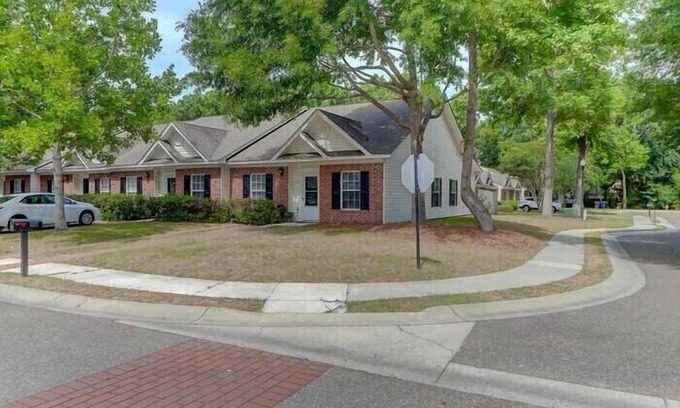 Hickory Shadows Casa | Bright One Level Town Home Centrally Located