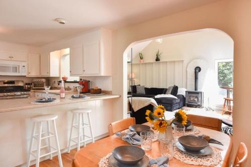 Marstons Mills Casa | Bright & Open Central A C Dog Friendly