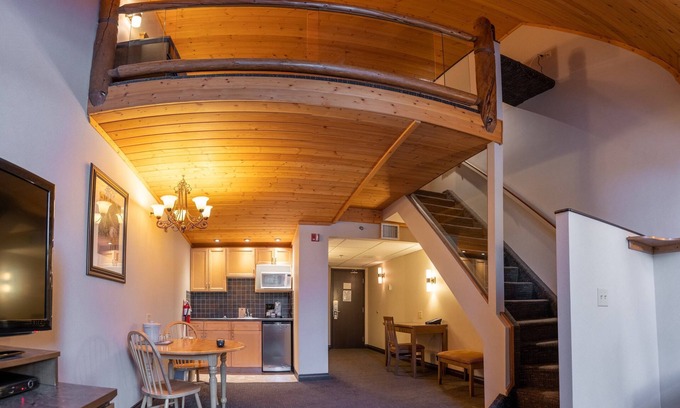 Banff Apartamento | Bright & Open Loft King Suite with Mountain Views