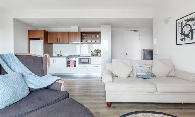 Coburg Apartamento | Bright Open Plan Living with Stunning City Views