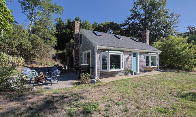 North Truro Casa | Casa privada luminosa y abierta, cerca de la playa. Renovado limpio y admite mascotas!