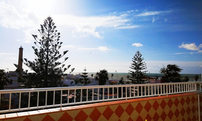 Chipiona Apartamento | Ático luminoso con terraza muy grande y espectaculares vistas frontales al mar.