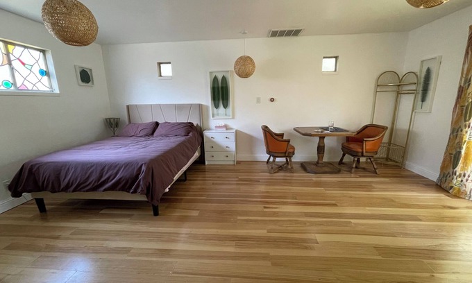 Woodlake Cabaña | Bright, Private Bohemian Cottage in Peaceful Woodlake ~8 mins to Midtown