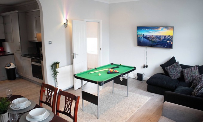 Fairfield Casa | Bright Private Terrace | Private Parking | WiFi | TV | Hot Tub Shower