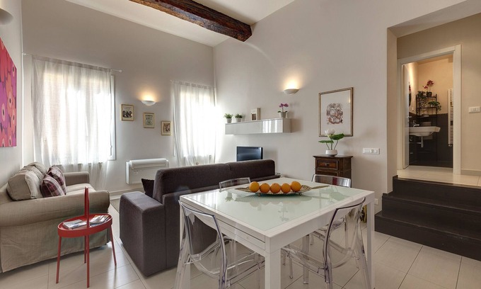 Duomo Apartamento | Bright Red Suite, 5 minutes from the Station and the Duomo
