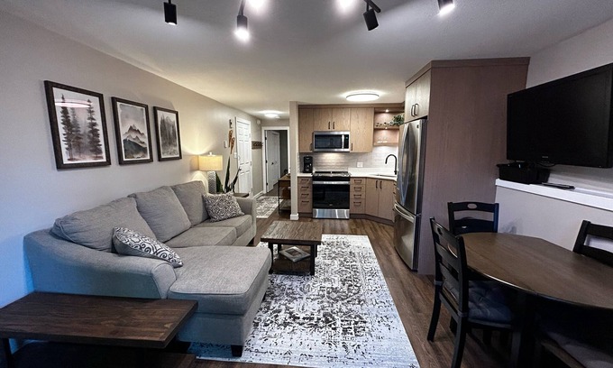 Silver Star Mountain Apartamento | Bright renovated 1 bed/1 bath suite steps from the skiway! Private hot tub too
