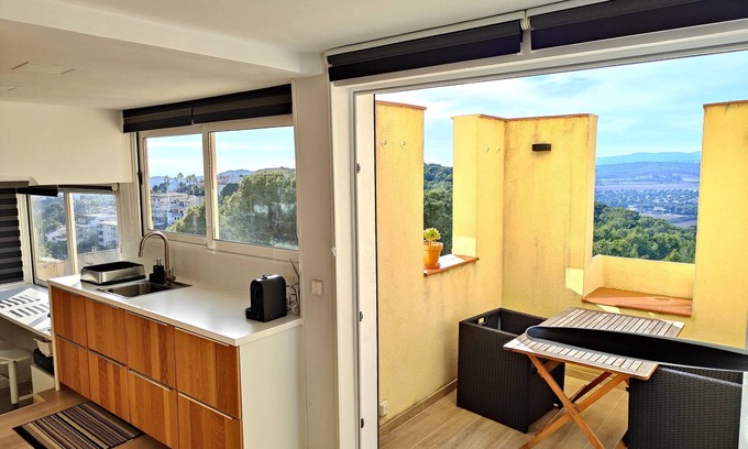 Vallpineda Apartamento | Luminoso apartamento reformado con vistas a viñedos, mar y piscina.