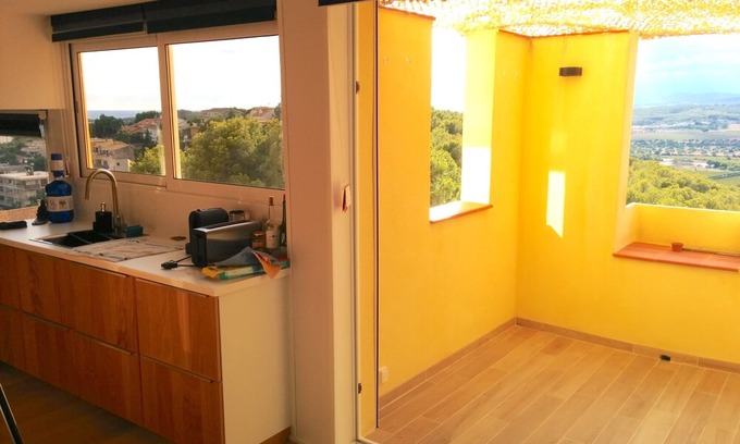 Vallpineda Apartamento | Bright renovated apartment with views of the vineyards and sea plus pool