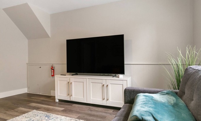 Russell Casa | Bright & Roomy 5BR – Family-Ready Near Naval Base!