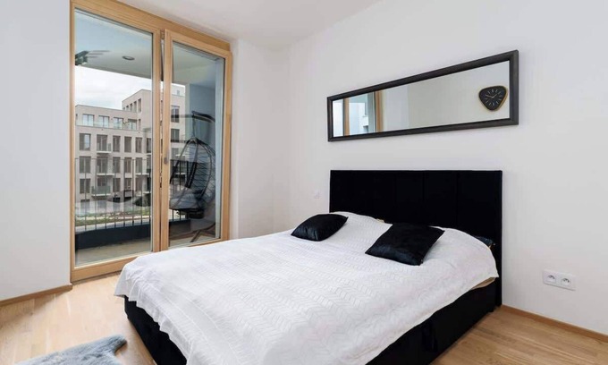 Smichov Apartamento | Bright Royal Elegance