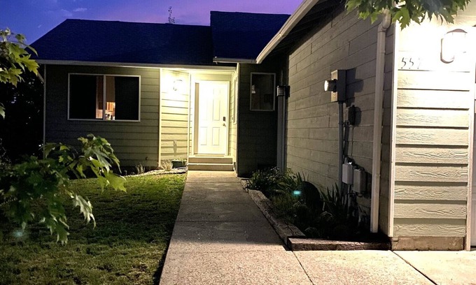 Pullman Casa | Bright, Single-level 2BR/2BA Townhome with Open Living Spaces and Relaxing Patio