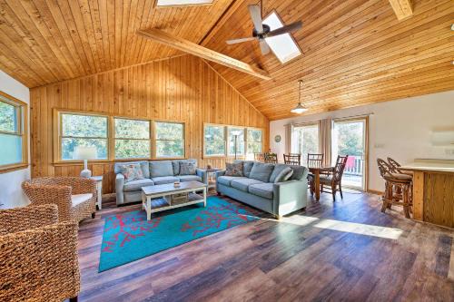 Southern Shores Casa | Bright Southern Shores Family Home Less Than 1 Mi to Beach